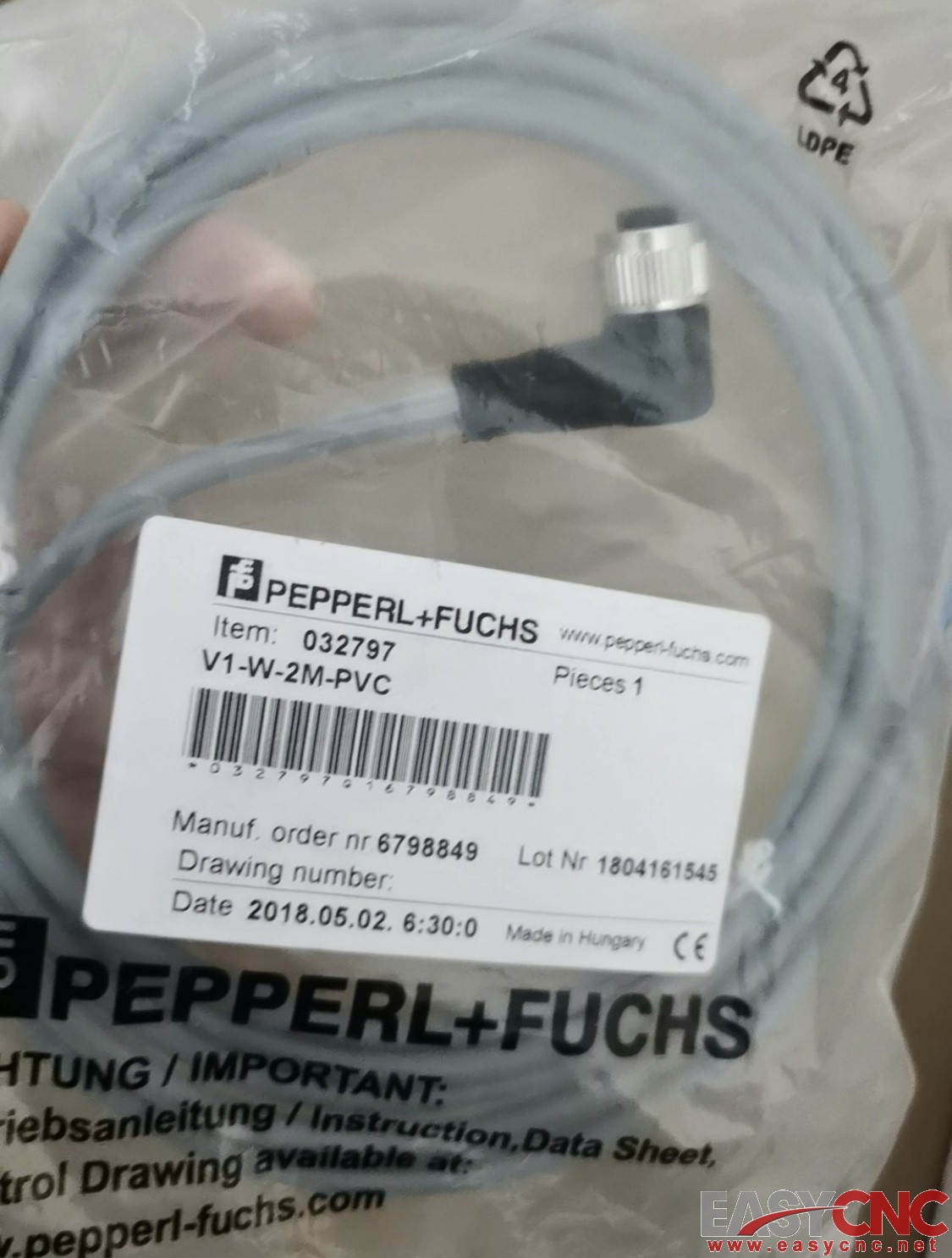 032797 V1-W-2M-PVC Pepperl + Fuchs Sensor Connector Cable NEW