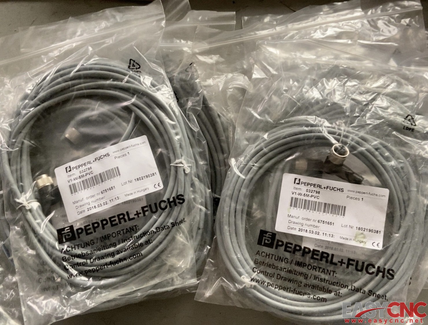 032798 V1-W-5M-PVC Pepperl + Fuchs Sensor Connector Cable NEW