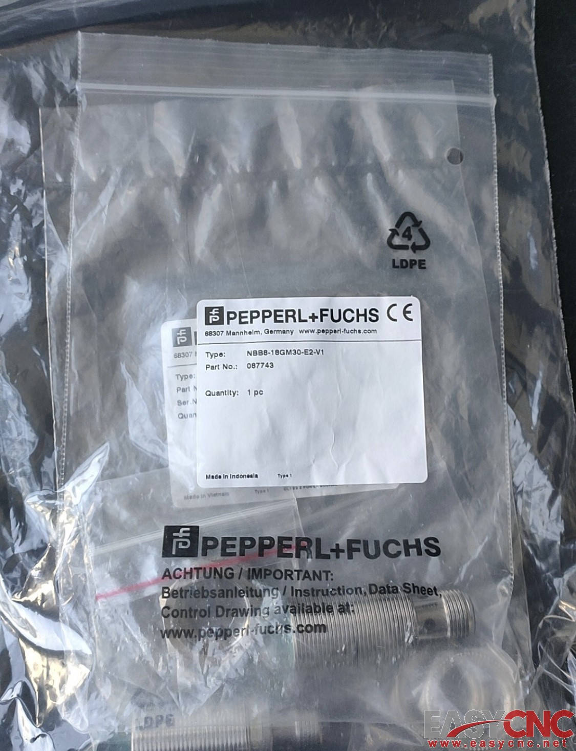 087743 NBB8-18GM30-E2-V1 Pepperl + Fuchs Sensor Connector Cable NEW