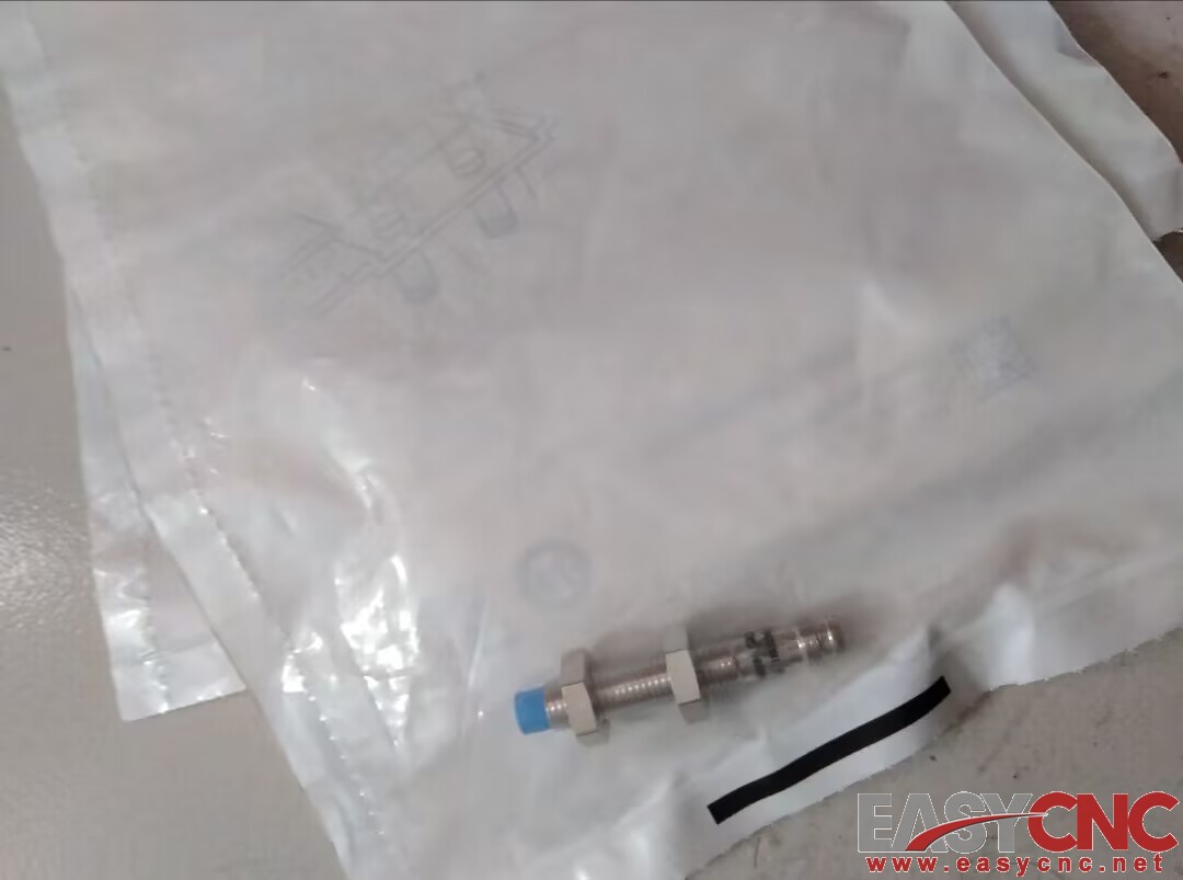 1040886 IME08-04NPSZT0S SICK proximity sensor NEW