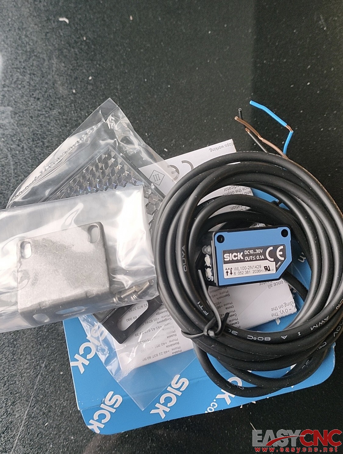 6052381 WL100-2N1429 SICK photoelectric sensor New